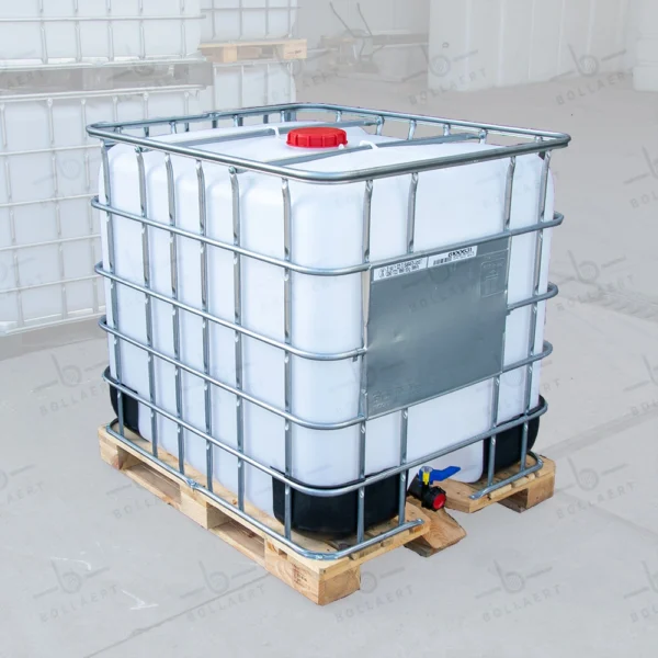 Ongereinigde witte watertank van 1000 liter met gegalvaniseerde kooi, aftapkraan en houten onderstel.