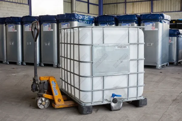 Gereinigde witte watertank van 1000 liter met gegalvaniseerde kooi, aftapkraan en metaal of kunststofen onderstel. Verplaatsbaar met transpallet.