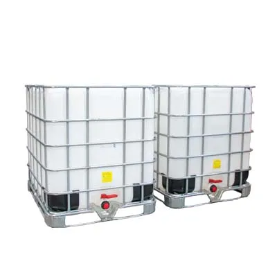 Gereinigde gekoppelde witte watertanks van 2x 1000 liter met gegalvaniseerde kooi, aftapkraan en onderstel in metaal of kunststof