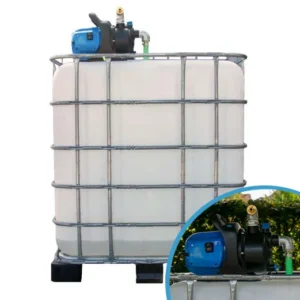 Gereinigde witte watertank van 1000 liter met gegalvaniseerde kooi, pomp, aftapkraan en onderstel in metaal of kunststof.