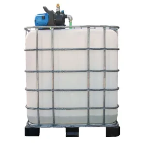 Gereinigde witte watertank van 1000 liter met gegalvaniseerde kooi, pomp, aftapkraan en onderstel in metaal of kunststof. hoofdafbeelding