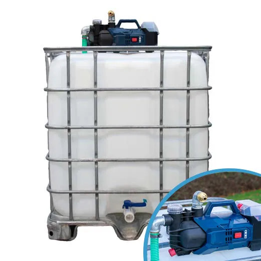 Gereinigde witte watertank van 1000 liter met gegalvaniseerde kooi, accu pomp, aftapkraan en onderstel in metaal of kunststof.