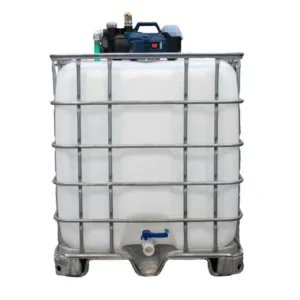 Gereinigde witte watertank van 1000 liter met gegalvaniseerde kooi, accu pomp, aftapkraan en onderstel in metaal of kunststof. hoofdafbeelding