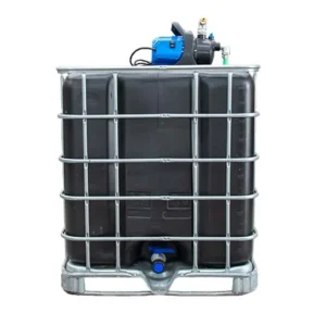 Vernieuwde zwarte watertank van 1000 liter met gegalvaniseerde kooi, pomp, aftapkraan en onderstel in metaal of kunststof. hoofdafbeelding