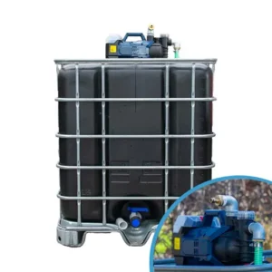 Vernieuwde zwarte watertank van 1000 liter met gegalvaniseerde kooi, accu pomp, aftapkraan en onderstel in metaal of kunststof.
