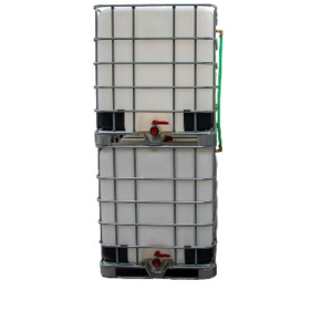 Gereinigde gestapelde witte watertanks van 2x 1000 liter met gegalvaniseerde kooi, aftapkraan en onderstel in metaal of kunststof