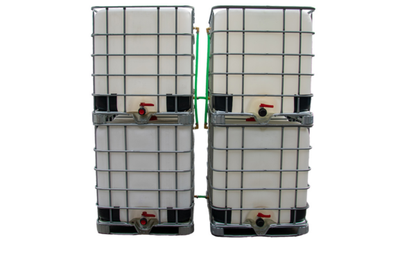 Gereinigde gestapelde witte watertanks van 4x 1000 liter met gegalvaniseerde kooi, aftapkraan en onderstel in metaal of kunststof