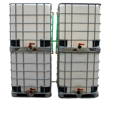 Gereinigde gestapelde witte watertanks van 4x 1000 liter met gegalvaniseerde kooi, aftapkraan en onderstel in metaal of kunststof