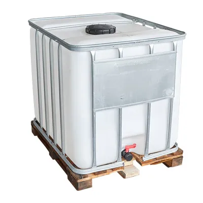 Witte gereinigde ibc container met houten pallet om werfwater of bemalingswater aan te bieden.